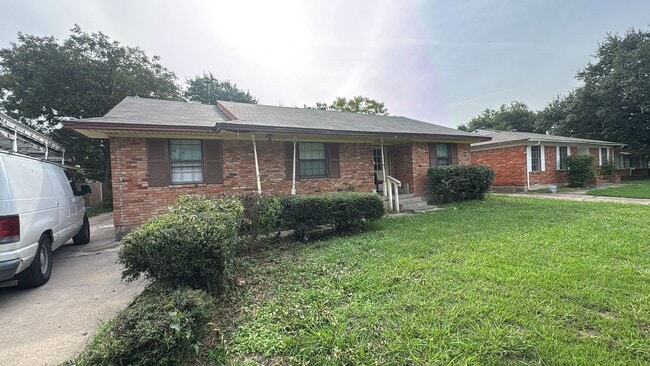 Building Photo - 3 Bed 2 Bath Brick Home with Carport
