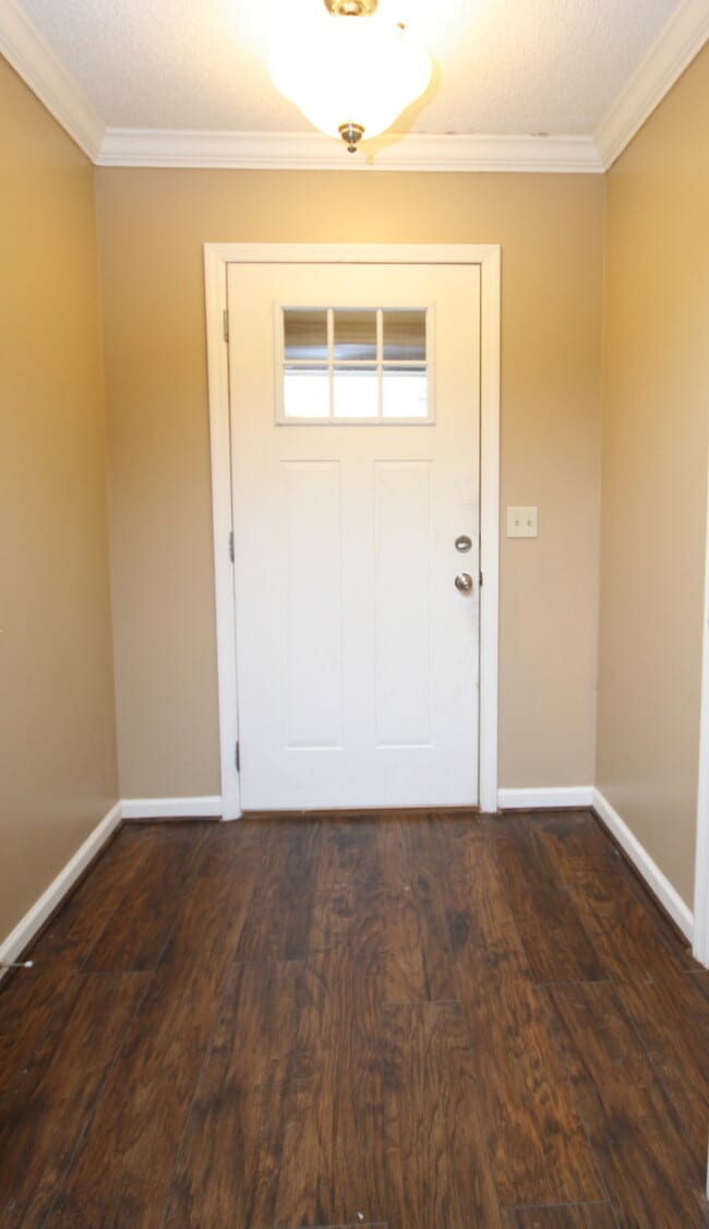 Photo - 104 Hollington Dr NE