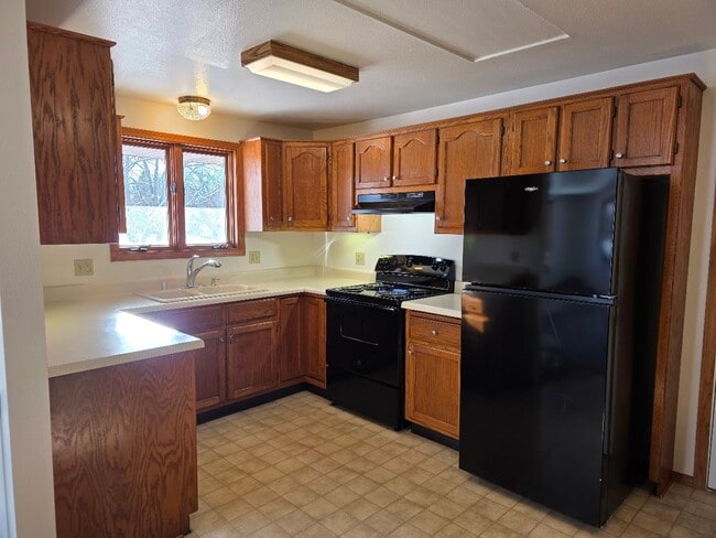 Photo - 722 Goldfinch Ln