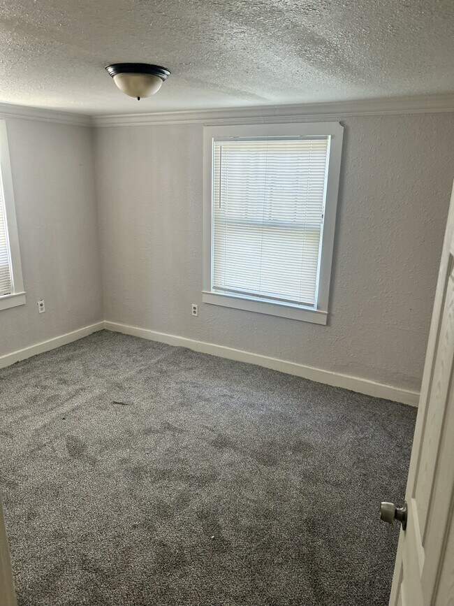Photo - 702 W 45th St