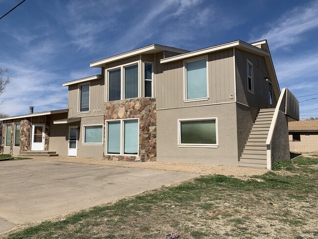 Photo - 1800 E 6th St