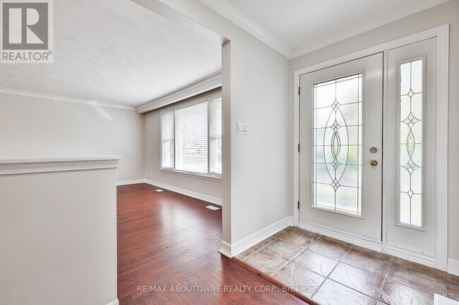 Photo - 2063 Hixon St