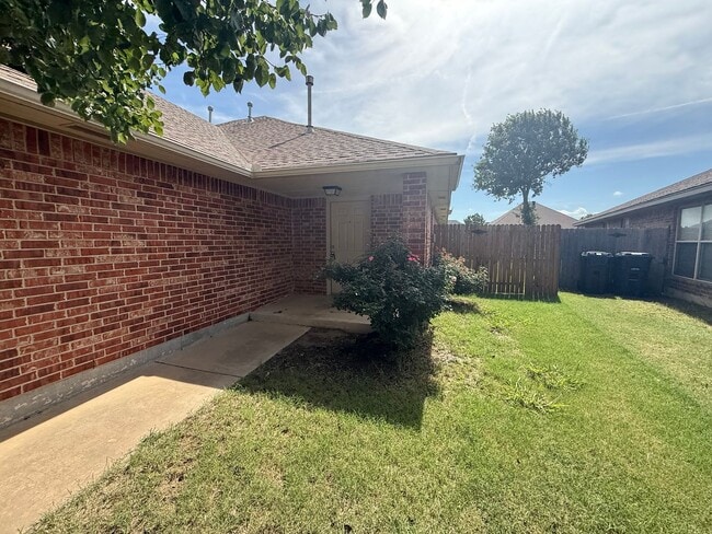 Photo - 3 bed duplex. New carpet, great kitchen Island and a fenced backyard in Moore schools!