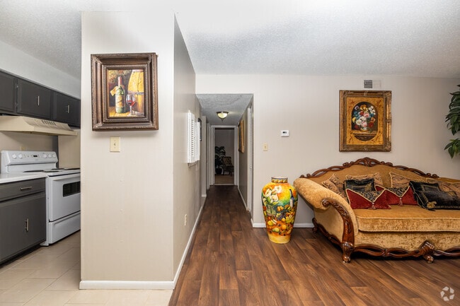 2BR, 1BA - 888SF