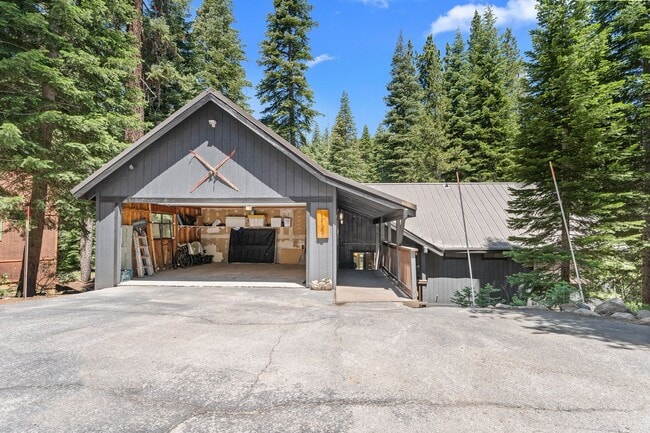 Photo - New to the Rental Market! FURNISHED Custom 3 Bdrm Hm w/Garage