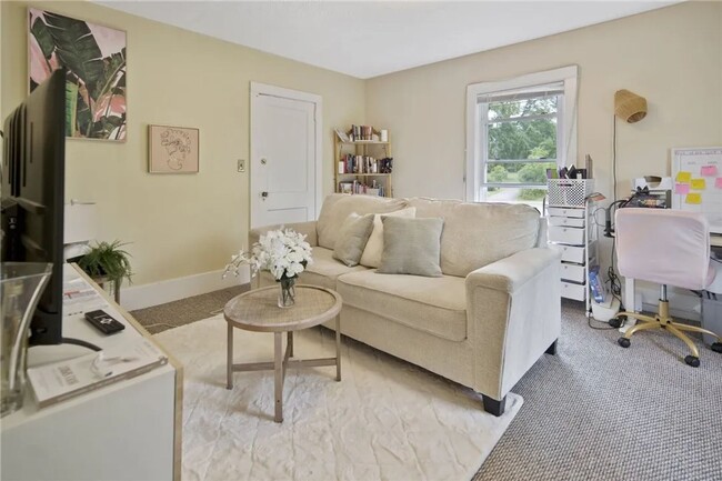 Building Photo - 908 Danby Rd Unit 4