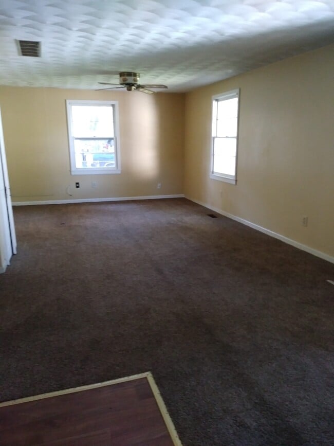 Family room - 2609 Pioneer Rd