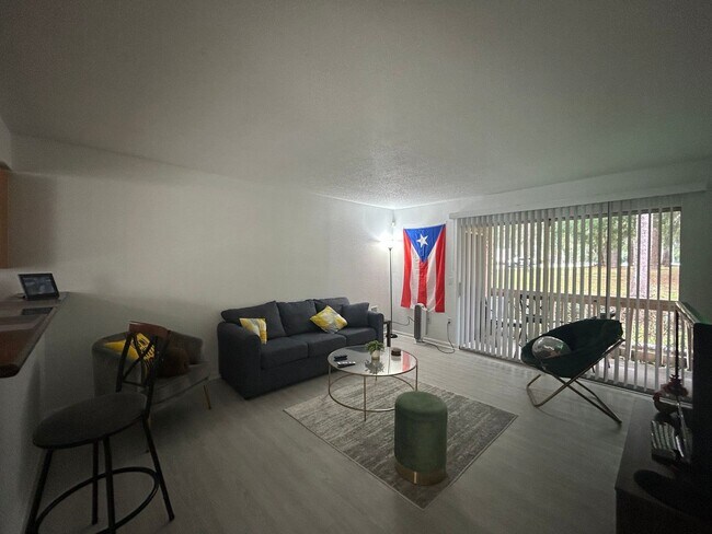 Photo - Newly Updated & Stylishly Furnished Room f...