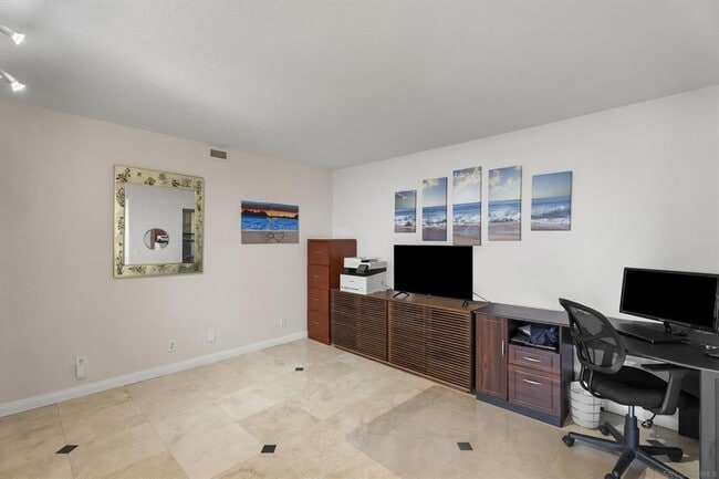 Photo - 230 W Laurel St