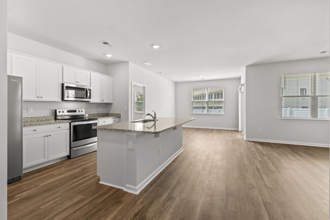 Photo - 1005 Sennema Cir