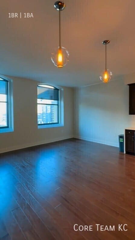 Building Photo - 106 W 14th St Unit 305