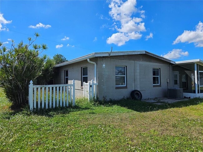 Photo - 125 Poinsettia Cir NE