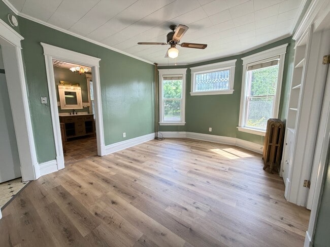 Building Photo - 1st Floor 2 Bedroom Apartment w/ Private Basement - Available July 1st Unit 1128 Hammond Ave - 1