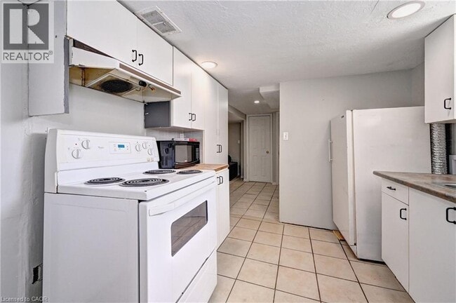 Photo - 147 Courtland Ave E