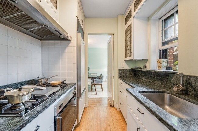 Building Photo - 993 Memorial Dr Unit 102R
