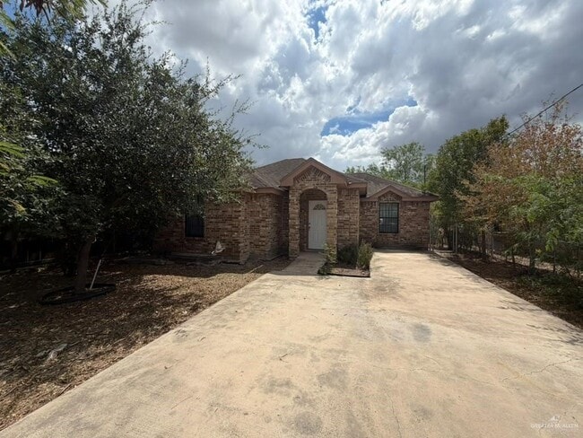 2037 W Diaz Ave