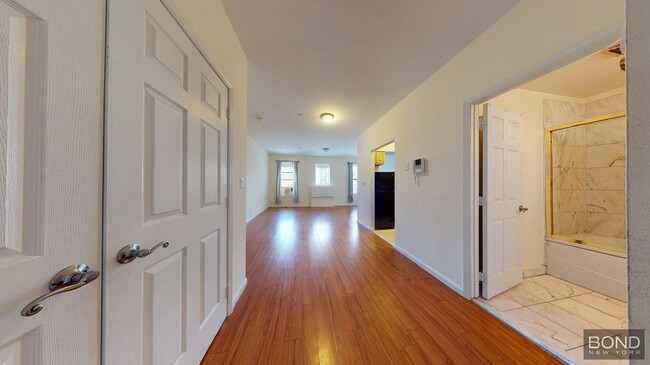 Photo - 342 W 47th St Apartamento Unidad 5F
