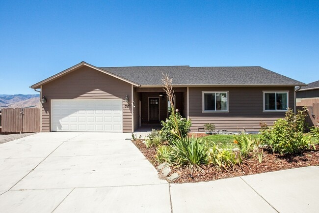 Building Photo - 3950 NE Vista del Rey Dr Unit B