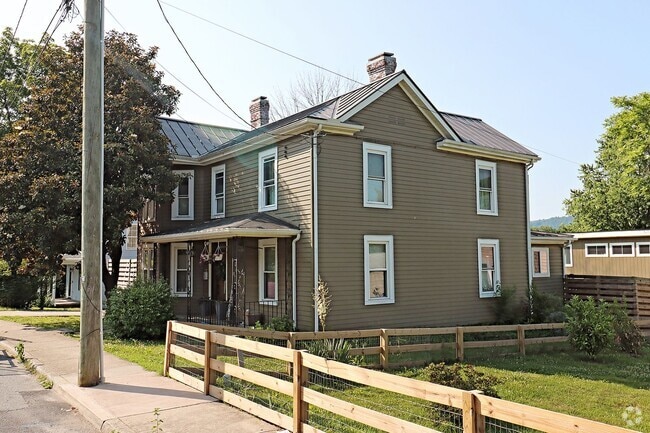 Building Photo - Charming Pet-Friendly Belmont Home With Fe...