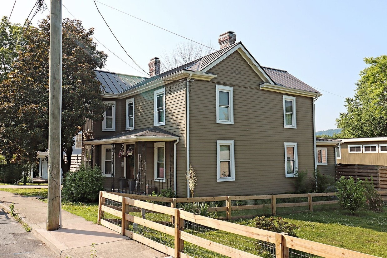 Charming Pet-Friendly Belmont Home With Fe... - Charming Pet-Friendly Belmont Home With Fe...