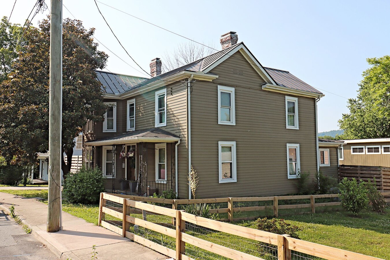 Charming Pet-Friendly Belmont Home With Fe... - Charming Pet-Friendly Belmont Home With Fe...