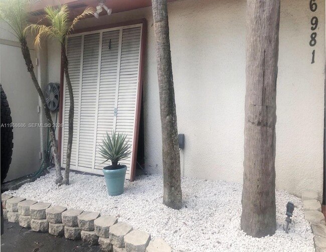 Building Photo - 6981 Greentree Ln