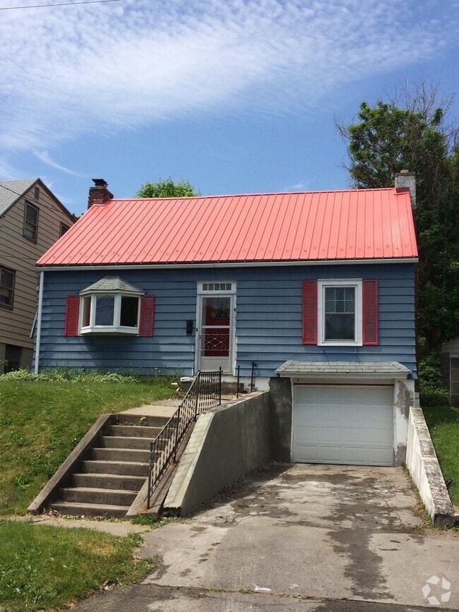Building Photo - Spacious 4BR 2 Bath Cape in Great Location... Rental