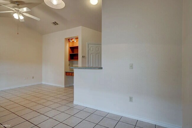 Building Photo - "Cozy 1-Bedroom Retreat in San Marcos – Perfectly Sized at 651 Sq Ft on Burleson Street!"