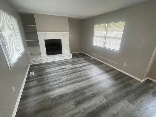 9407 Rochelle Dr