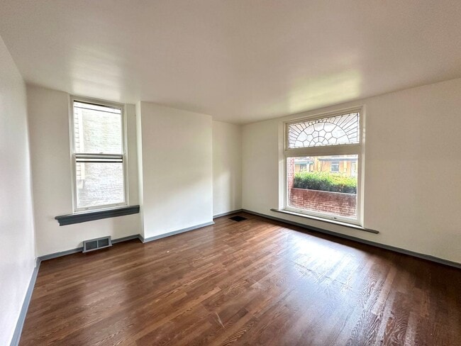 Building Photo - Newly Renovated 1 Bedroom, 1 Bath Unit 1