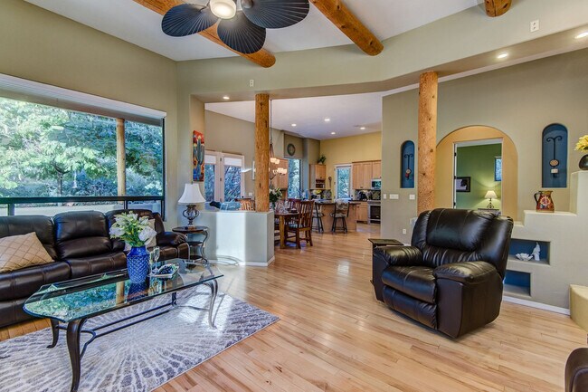 Building Photo - 215 Devils Kitchen Dr Rental