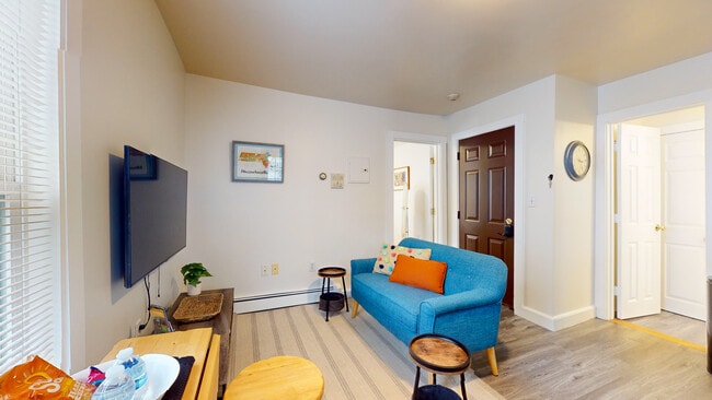 Building Photo - 22 Hews St Unit 2 Rental