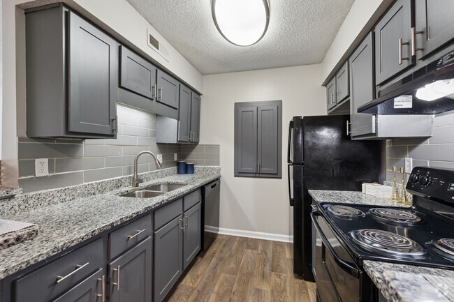 3BR, 2BA - 1,168SF - Kitchen - Riverstone Apartments