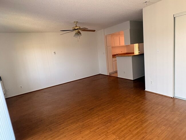 6827 Whitsett Ave