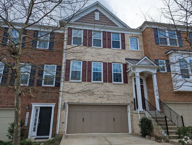 Building Photo - Gorgeous 3 level townhouse in North Potoma...