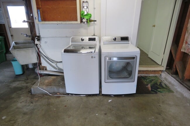 Building Photo - 2 Bedroom with VIEWS in Sunnyside Neighborhood