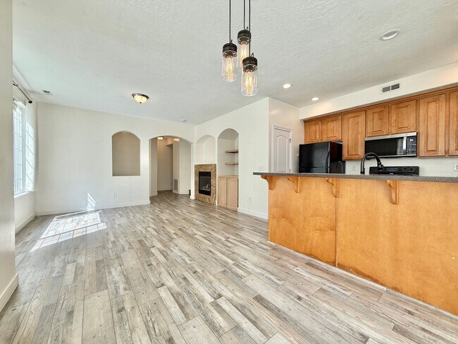 6935 Traveler Ln