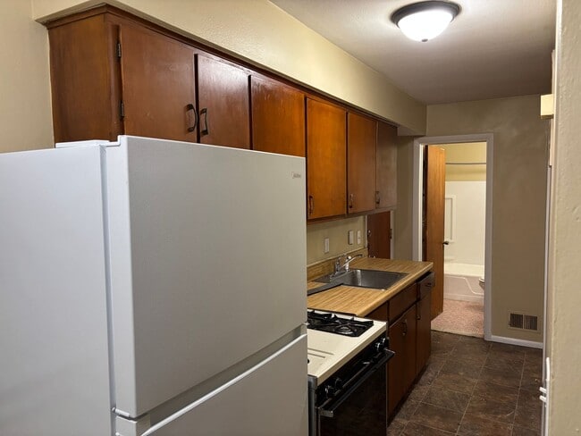 Photo - 375 S Detroit Ave Unidad Rear