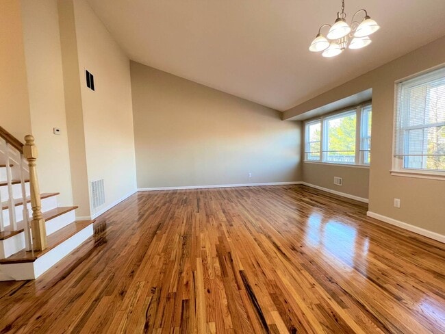 Photo - 15-28-28 Parsons Blvd