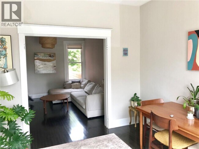 Photo - 291 Bay St N