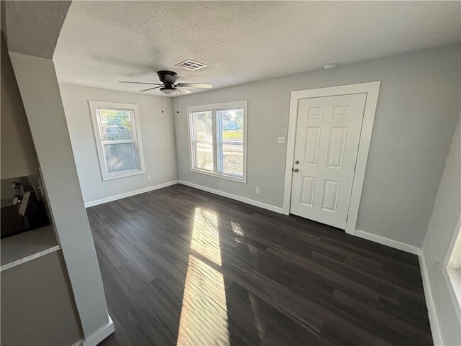 Photo - 417 Robert Dr