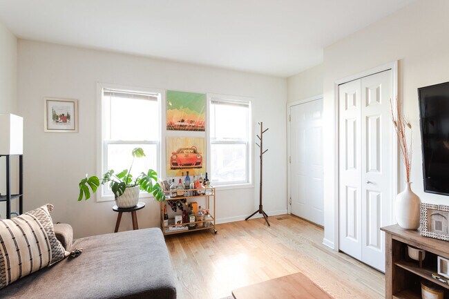 Photo - 321 W Schiller St