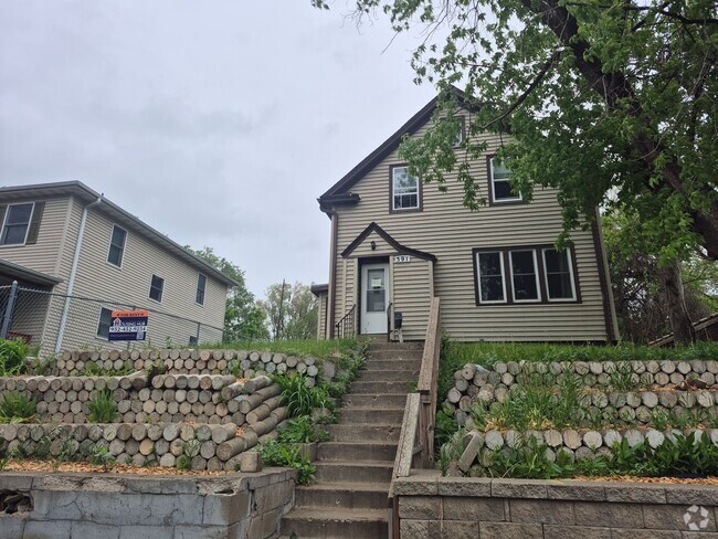 Building Photo - Recently remodeled 4 bedroom house in St P...