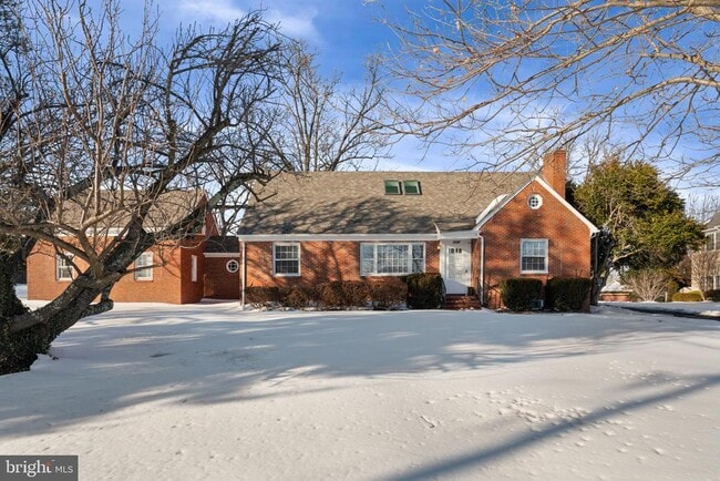 Building Photo - 1688 Chain Bridge Rd