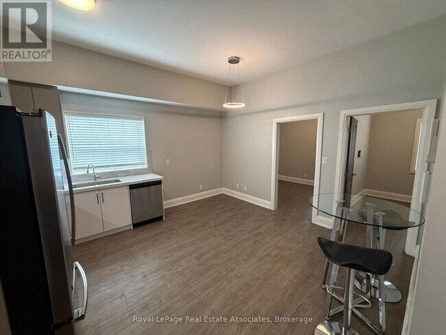 Photo - 2548 Eglinton Ave W