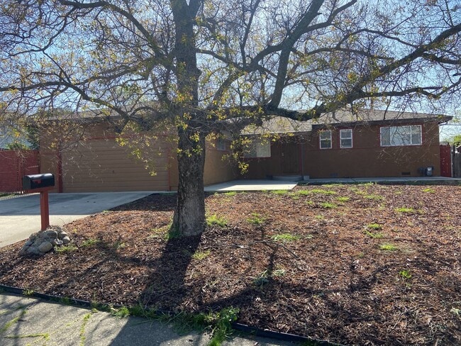Building Photo - Folsom 3 Bdrm, 2 bath