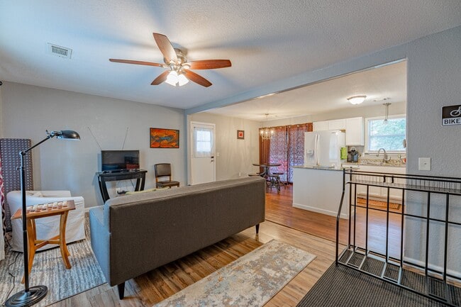 Building Photo - 19 Evesham Ln