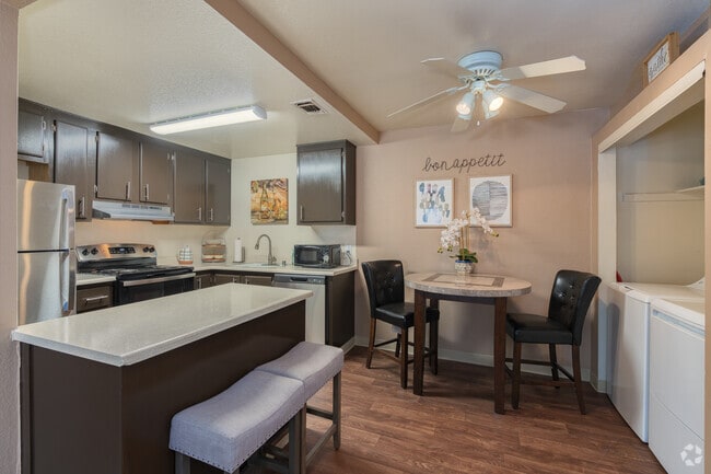 2BR, 1BA - 850SF - Dining Room - Walnut Village