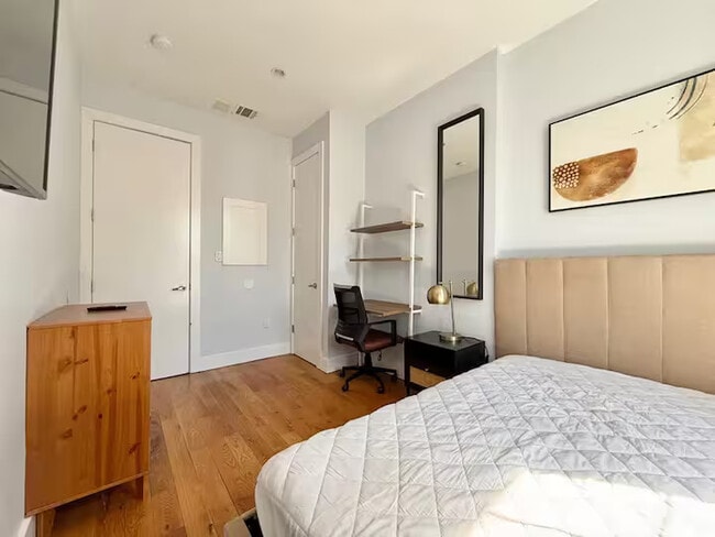Photo - Prime Bushwick Room, HDTV, 15 min to Manhattan #756 Unit 4