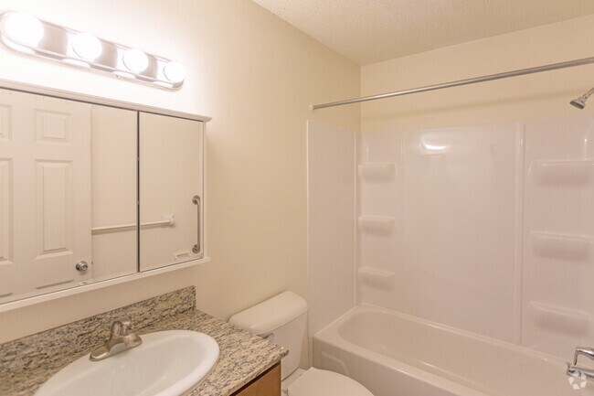 2BR, 1BA - 850SF